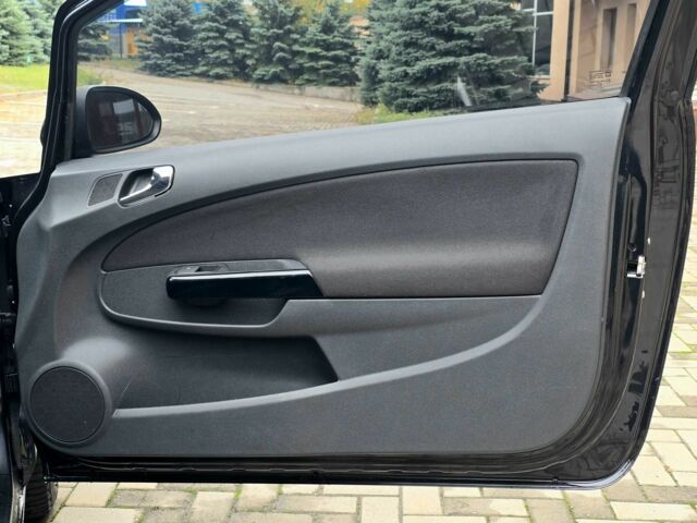 Черный Опель Корса, объемом двигателя 1.2 л и пробегом 134 тыс. км за 3900 $, фото 15 на Automoto.ua