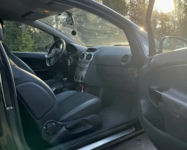 Черный Опель Корса, объемом двигателя 1.4 л и пробегом 210 тыс. км за 5550 $, фото 9 на Automoto.ua