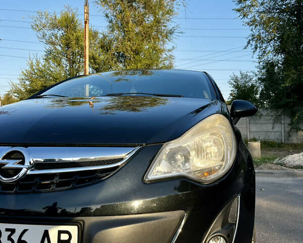 Черный Опель Корса, объемом двигателя 1.4 л и пробегом 210 тыс. км за 5550 $, фото 2 на Automoto.ua