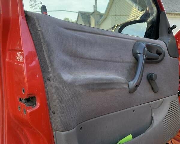 Красный Опель Корса, объемом двигателя 1.2 л и пробегом 285 тыс. км за 1500 $, фото 5 на Automoto.ua