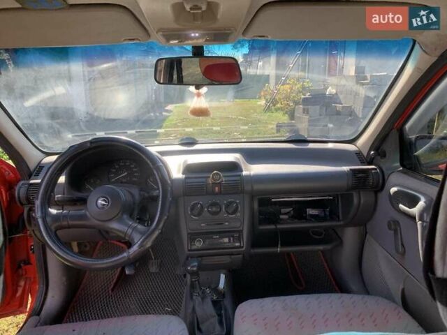 Красный Опель Корса, объемом двигателя 1.2 л и пробегом 285 тыс. км за 1500 $, фото 2 на Automoto.ua