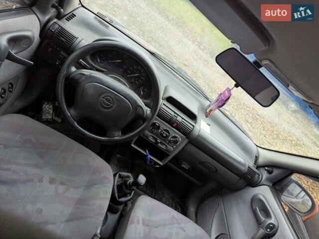 Красный Опель Корса, объемом двигателя 1.2 л и пробегом 350 тыс. км за 900 $, фото 9 на Automoto.ua