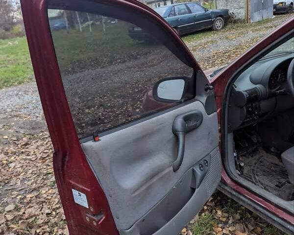 Красный Опель Корса, объемом двигателя 1.2 л и пробегом 350 тыс. км за 900 $, фото 4 на Automoto.ua