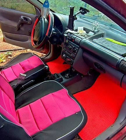 Красный Опель Корса, объемом двигателя 1.2 л и пробегом 404 тыс. км за 1100 $, фото 3 на Automoto.ua