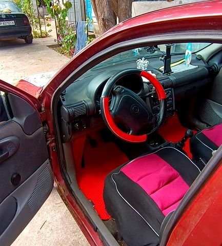 Красный Опель Корса, объемом двигателя 1.2 л и пробегом 404 тыс. км за 1100 $, фото 2 на Automoto.ua