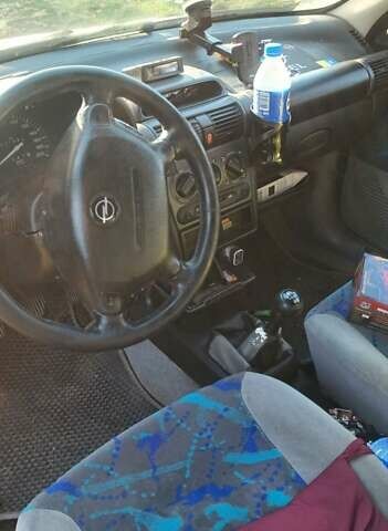 Красный Опель Корса, объемом двигателя 1.2 л и пробегом 140 тыс. км за 1400 $, фото 2 на Automoto.ua