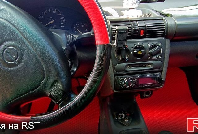 Красный Опель Корса, объемом двигателя 1.2 л и пробегом 404 тыс. км за 1100 $, фото 1 на Automoto.ua