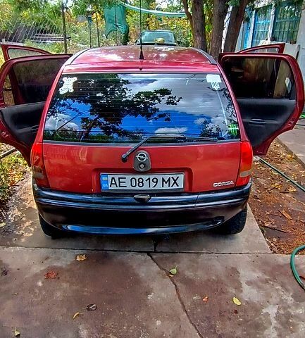 Красный Опель Корса, объемом двигателя 1.2 л и пробегом 404 тыс. км за 1100 $, фото 4 на Automoto.ua