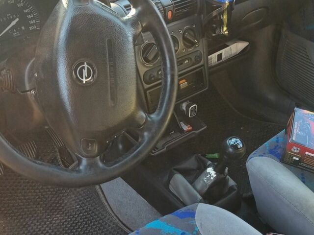 Красный Опель Корса, объемом двигателя 1.2 л и пробегом 222 тыс. км за 1318 $, фото 6 на Automoto.ua