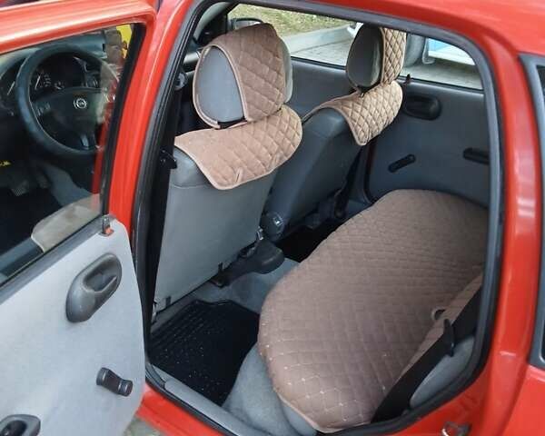 Красный Опель Корса, объемом двигателя 1.2 л и пробегом 130 тыс. км за 2800 $, фото 4 на Automoto.ua