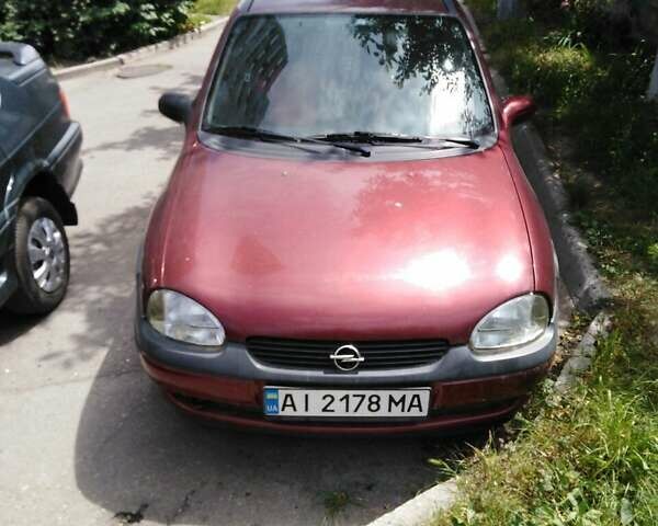 Красный Опель Корса, объемом двигателя 1.39 л и пробегом 130 тыс. км за 2000 $, фото 1 на Automoto.ua