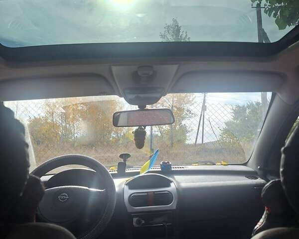 Опель Корса 2003 в Каменское - Днепродзержинск на Automoto.ua Красный Опель Корса, объемом двигателя 1 л и пробегом 153 тыс. км за 3200 $, фото 1 на Automoto.ua