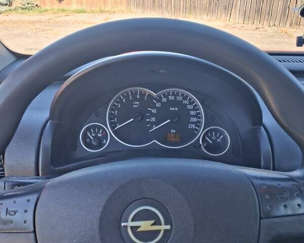 Красный Опель Корса, объемом двигателя 1.2 л и пробегом 194 тыс. км за 3200 $, фото 8 на Automoto.ua