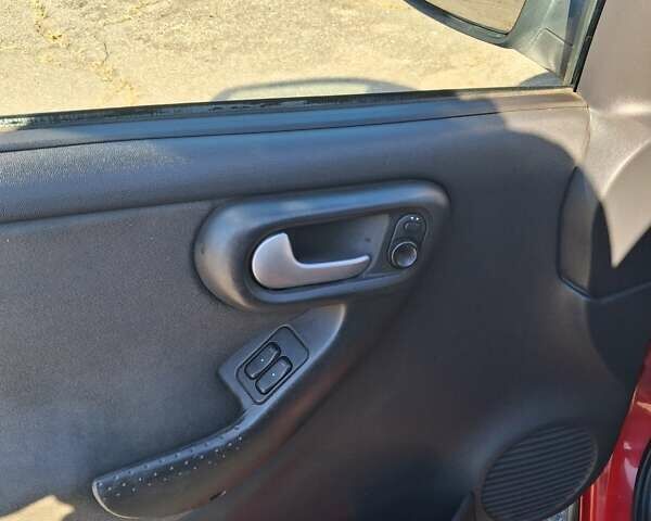 Красный Опель Корса, объемом двигателя 1.2 л и пробегом 194 тыс. км за 3200 $, фото 7 на Automoto.ua