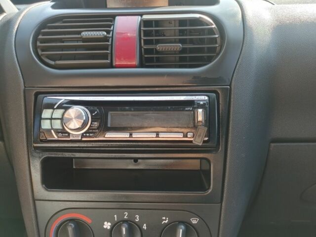 Красный Опель Корса, объемом двигателя 1 л и пробегом 194 тыс. км за 1900 $, фото 1 на Automoto.ua