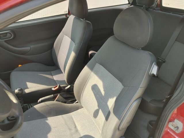 Красный Опель Корса, объемом двигателя 1 л и пробегом 194 тыс. км за 1900 $, фото 17 на Automoto.ua