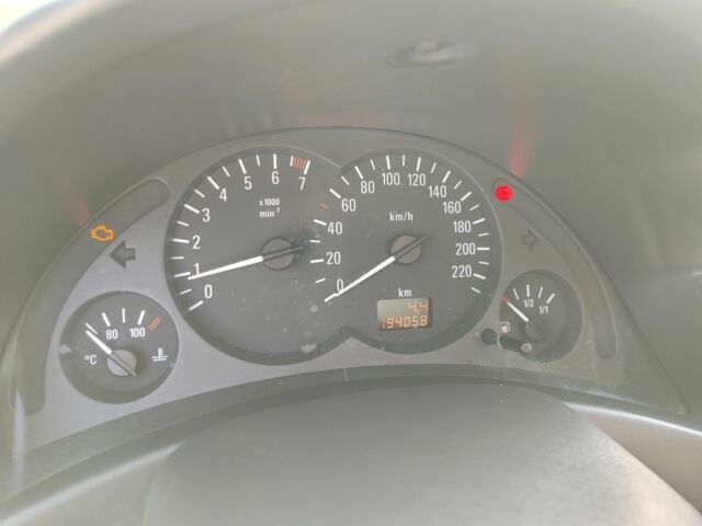 Красный Опель Корса, объемом двигателя 1 л и пробегом 194 тыс. км за 1900 $, фото 21 на Automoto.ua