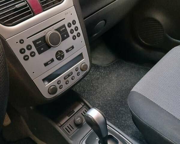 Красный Опель Корса, объемом двигателя 1 л и пробегом 342 тыс. км за 3000 $, фото 11 на Automoto.ua