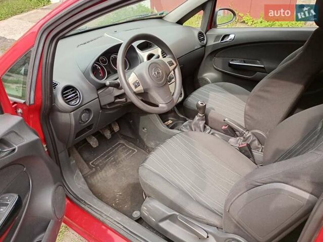 Красный Опель Корса, объемом двигателя 1.23 л и пробегом 270 тыс. км за 3300 $, фото 8 на Automoto.ua