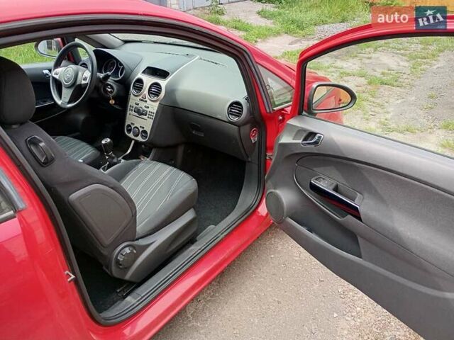 Красный Опель Корса, объемом двигателя 1.23 л и пробегом 270 тыс. км за 3300 $, фото 5 на Automoto.ua