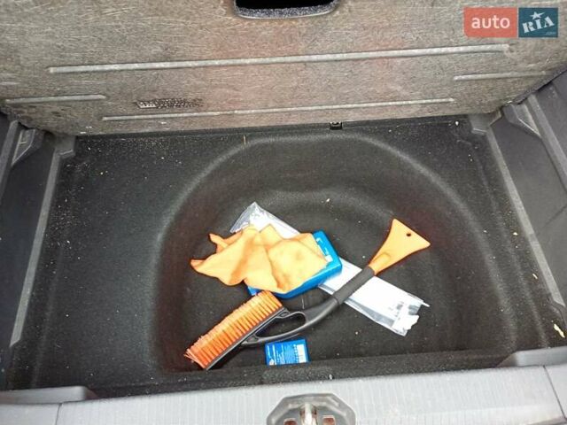 Красный Опель Корса, объемом двигателя 1.23 л и пробегом 270 тыс. км за 3300 $, фото 13 на Automoto.ua