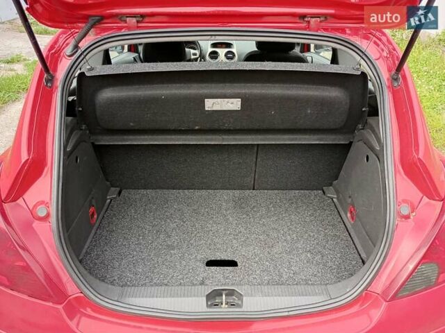 Красный Опель Корса, объемом двигателя 1.23 л и пробегом 270 тыс. км за 3300 $, фото 12 на Automoto.ua