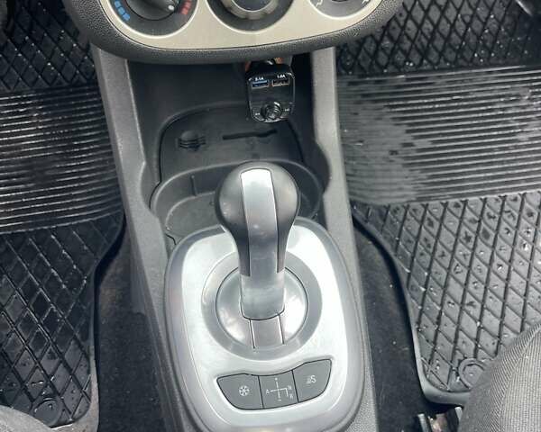 Червоний Опель Корса, об'ємом двигуна 1.23 л та пробігом 100 тис. км за 5000 $, фото 9 на Automoto.ua