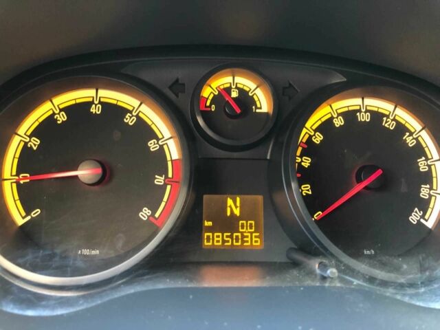 Красный Опель Корса, объемом двигателя 1.2 л и пробегом 85 тыс. км за 250000 $, фото 2 на Automoto.ua