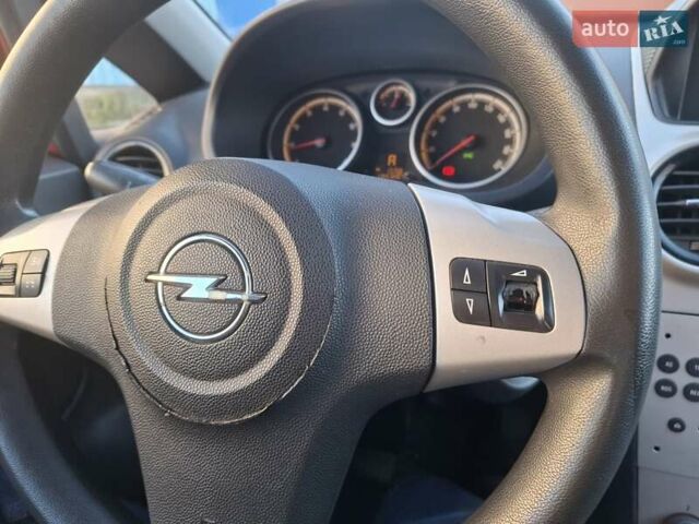 Красный Опель Корса, объемом двигателя 1.23 л и пробегом 125 тыс. км за 4900 $, фото 5 на Automoto.ua