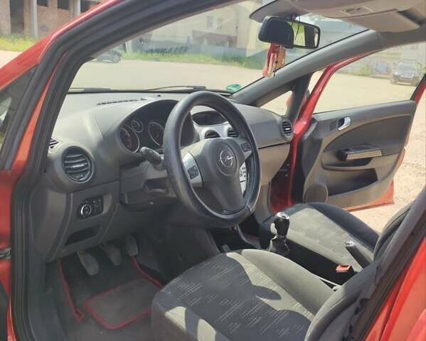 Красный Опель Корса, объемом двигателя 1.36 л и пробегом 184 тыс. км за 6000 $, фото 13 на Automoto.ua