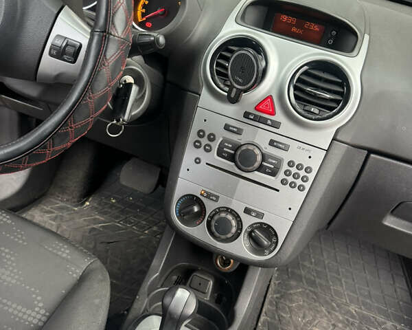 Красный Опель Корса, объемом двигателя 1.23 л и пробегом 131 тыс. км за 5300 $, фото 3 на Automoto.ua
