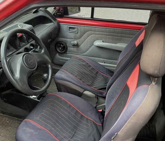 Красный Опель Корса, объемом двигателя 1.5 л и пробегом 3 тыс. км за 650 $, фото 5 на Automoto.ua