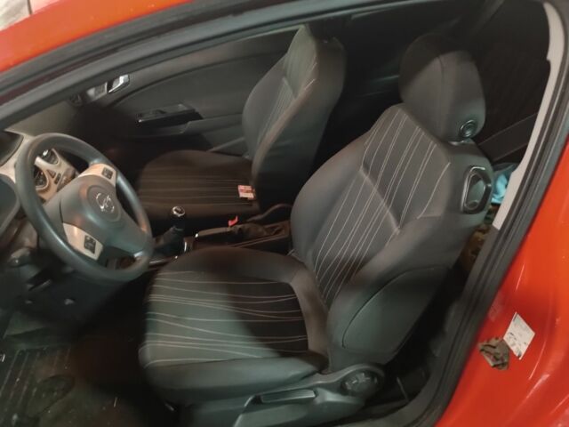 Красный Опель Корса, объемом двигателя 1.2 л и пробегом 260 тыс. км за 3500 $, фото 6 на Automoto.ua