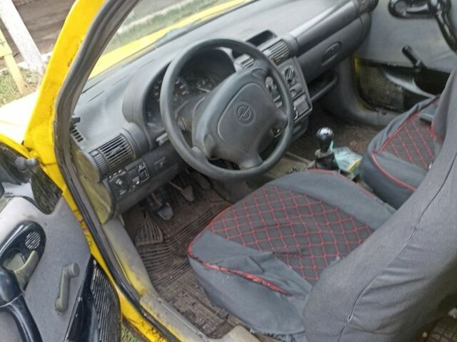 Желтый Опель Корса, объемом двигателя 1.2 л и пробегом 15 тыс. км за 800 $, фото 3 на Automoto.ua