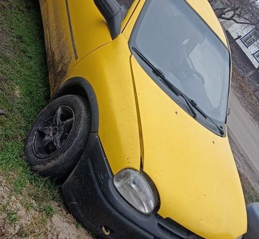 Желтый Опель Корса, объемом двигателя 1.2 л и пробегом 15 тыс. км за 800 $, фото 1 на Automoto.ua