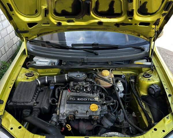 Желтый Опель Корса, объемом двигателя 1 л и пробегом 148 тыс. км за 3200 $, фото 13 на Automoto.ua
