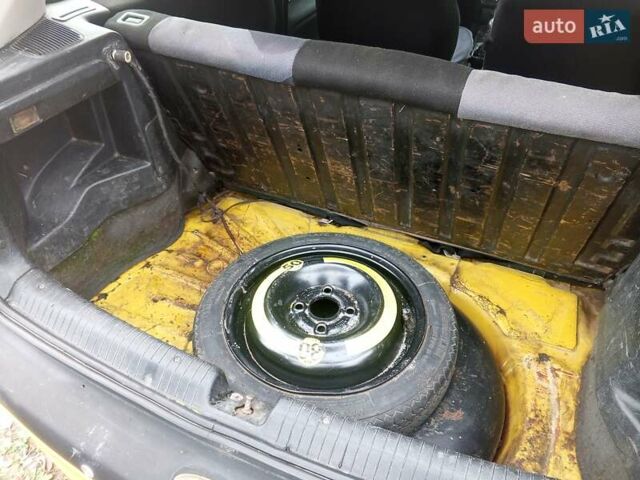 Желтый Опель Корса, объемом двигателя 0.97 л и пробегом 379 тыс. км за 2500 $, фото 3 на Automoto.ua