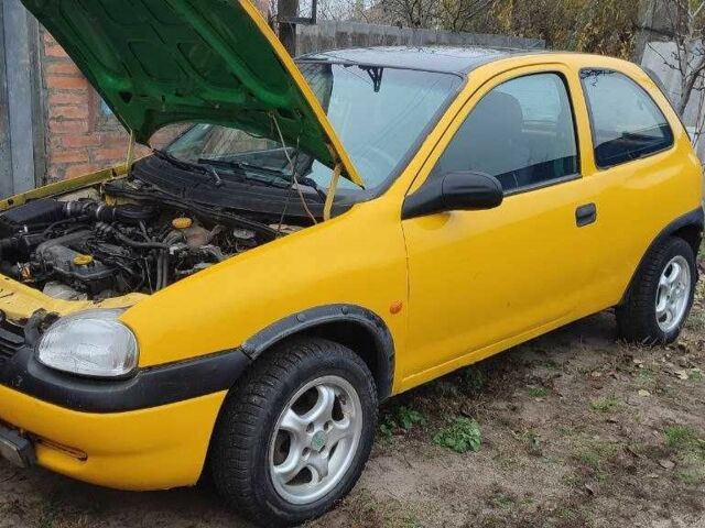 Желтый Опель Корса, объемом двигателя 1 л и пробегом 380 тыс. км за 2500 $, фото 2 на Automoto.ua