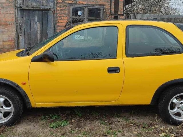 Желтый Опель Корса, объемом двигателя 1 л и пробегом 380 тыс. км за 2500 $, фото 1 на Automoto.ua