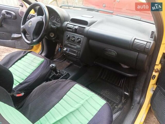 Желтый Опель Корса, объемом двигателя 0.97 л и пробегом 379 тыс. км за 2500 $, фото 7 на Automoto.ua