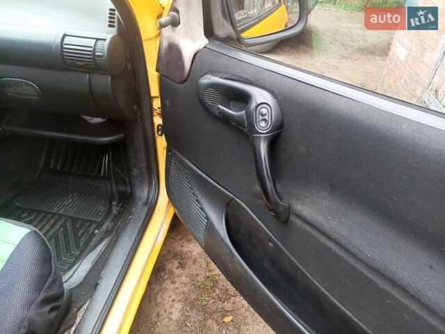Желтый Опель Корса, объемом двигателя 0.97 л и пробегом 379 тыс. км за 2500 $, фото 8 на Automoto.ua