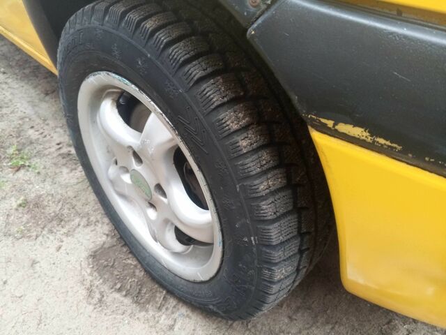 Желтый Опель Корса, объемом двигателя 1 л и пробегом 380 тыс. км за 2500 $, фото 13 на Automoto.ua