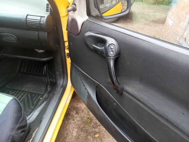 Желтый Опель Корса, объемом двигателя 1 л и пробегом 380 тыс. км за 2500 $, фото 12 на Automoto.ua