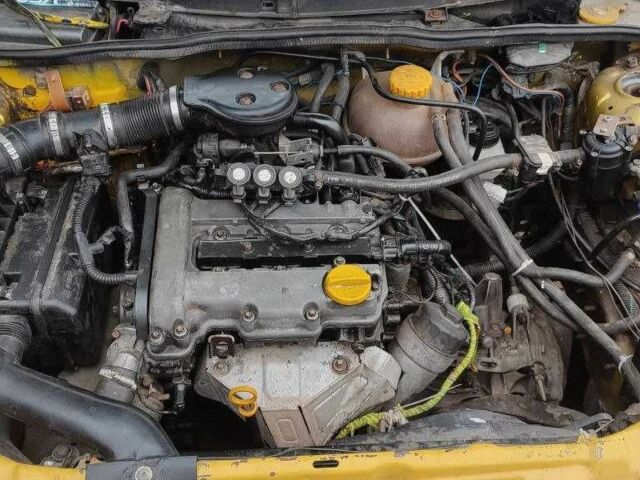 Желтый Опель Корса, объемом двигателя 1 л и пробегом 380 тыс. км за 2500 $, фото 5 на Automoto.ua