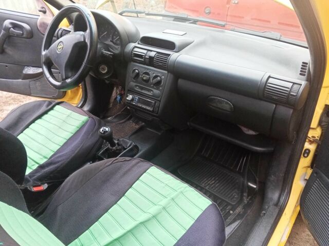 Желтый Опель Корса, объемом двигателя 1 л и пробегом 380 тыс. км за 2500 $, фото 11 на Automoto.ua