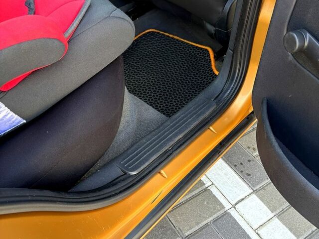 Жовтий Опель Корса, об'ємом двигуна 1.2 л та пробігом 34 тис. км за 3200 $, фото 5 на Automoto.ua