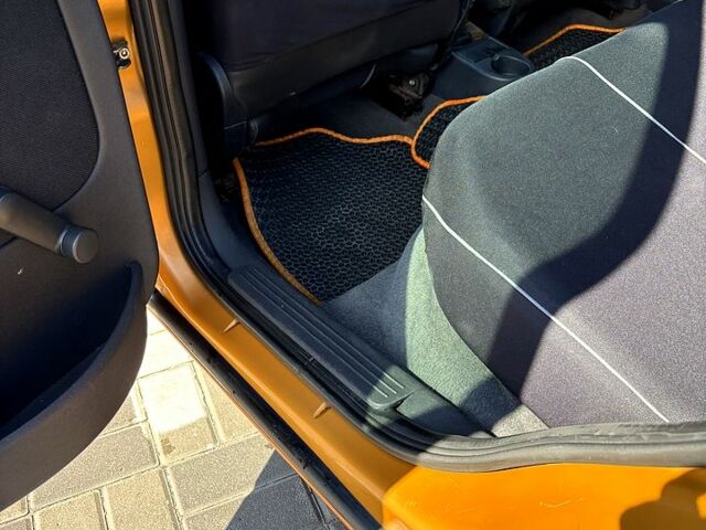 Жовтий Опель Корса, об'ємом двигуна 1.2 л та пробігом 34 тис. км за 3200 $, фото 4 на Automoto.ua