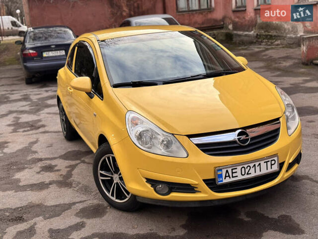 Желтый Опель Корса, объемом двигателя 1.23 л и пробегом 111 тыс. км за 5650 $, фото 2 на Automoto.ua