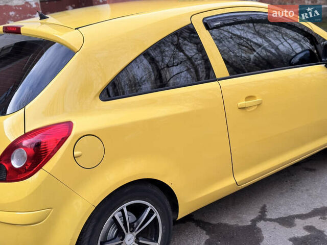 Желтый Опель Корса, объемом двигателя 1.23 л и пробегом 111 тыс. км за 5650 $, фото 6 на Automoto.ua