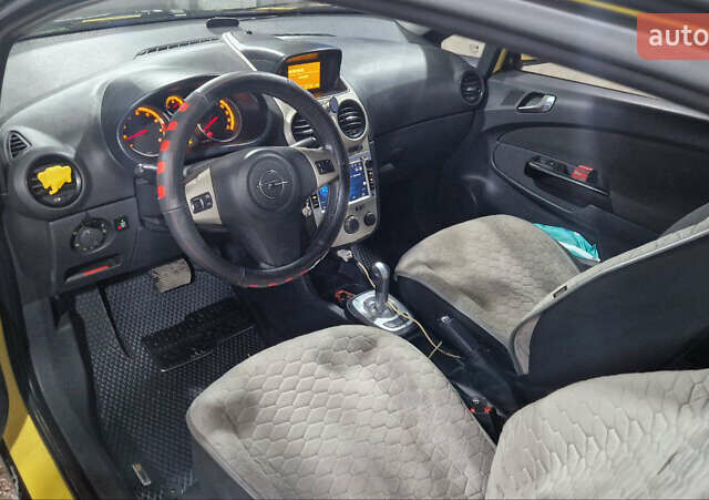 Желтый Опель Корса, объемом двигателя 1.23 л и пробегом 111 тыс. км за 5650 $, фото 15 на Automoto.ua